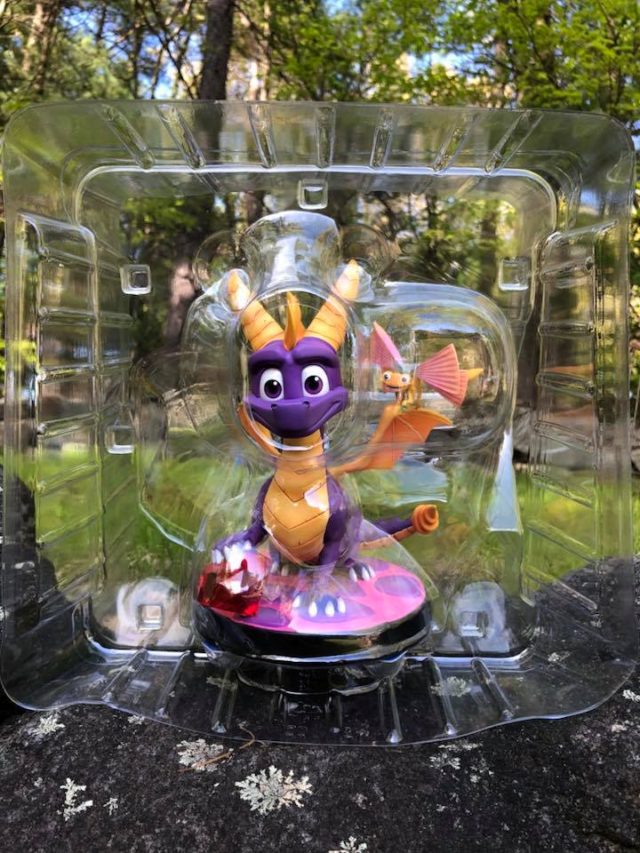 First4Figures Spyro Sparx Exclusive Statue in Plastic Clamshell